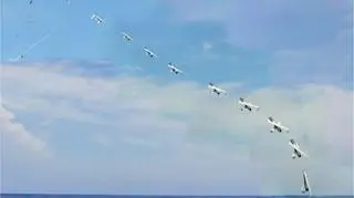 Sekwencja zdjęć przedstawiająca próbę startu drona AWESUM przeznaczonego dla okrętów podwodnych US Navy