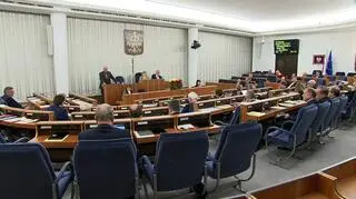 Senator sprawozdawca Jan Rulewski (PO) odpowiada na pytania na posiedzeniu Senatu