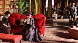 Seniorzy rodu Crawley'ów: Cora i jej mąż Robert, lord Grantham i jego matka Violet, czyli księżna Grantham (w środku)