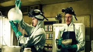 Serial opowiada historię nauczyciela chemii Waltera White'a (po prawej), który wraz ze swoim uczniem postanawia produkować metaamfetaminę