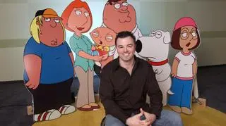 Seth MacFarlane  z bohaterami swojej słynnej kreskowki "Family Guy"