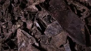 setki fragmentów skór – pozostałości po zakładzie szewskim z okresu średniowiecza