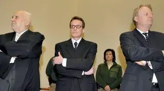 Sgarbi i jego adwokaci - Till Gonterweiler (P) i Egon Geis (L) (PAP/EPA)