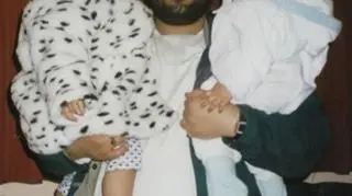 Shaker Aamer z córeczkami 