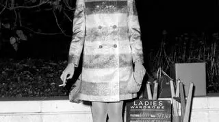 Sharon Tate mierzy kostiumy do filmu "Dolina lalek", 1967 rok