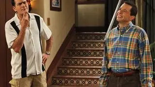 Sheen i Jon Cryer w serialu "Dwóch i pół". Cryer jest nominowany do Emmy w kategorii "najlepszy aktor drugoplanowy w serialu komediowym" (fot. CBS)