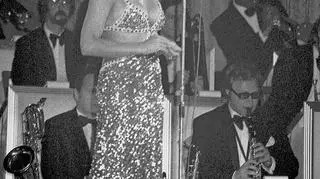 Shirley Bassey podczas występu w Niemczech, 1973