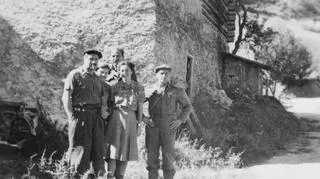 Sierpień 1944 r. Od lewej: Gilbert Galletti, kapitan Patrick O&#039;Regan, kapitan John Roper, Christine Granville (kapitan Krystyna Skarbek) i kapitan Leonard Hamilton (Blanchaert).