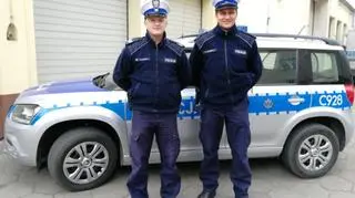Sierż. szt. Karol Marciniak oraz st. post Sebastian Schmidt nie wahali się