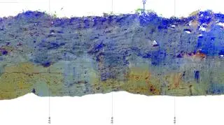 Skan profilu wykopu sondażowego, ukazujący nawarstwienia archeologiczne miejsca, gdzie mieszkali ludzie żyjący w osadzie
