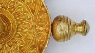 Skarb z V wieku. Srebrne pozłacane zapinki