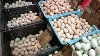 Sklepy wycofały ze sprzedaży część jaj (fot. PAP/EPA)
