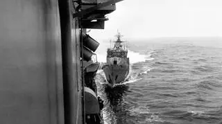 SKR-6 tuż przed uderzeniem w USS Caron...