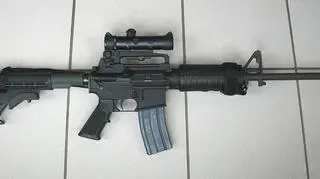 Sky News podaje, że napastników było dwóch. Jeden był ubrany w strój wojskowy, a drugi miał ze sobą karabin AR-15