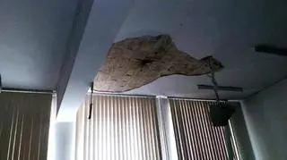 Ślad po ubytku w suficie klasy