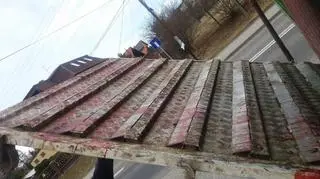 Ślady krwi na platformie załadowczej