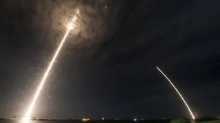 Ślady świetlne startującej (L) i lądującej (P) rakiety Falcon 9 na jednym zdjęciu. Między oboma wydarzeniami minęło około 9 minut