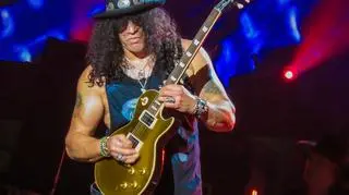 Slash na koncercie. W rękach trzyma gitarę Gibson Les Paul, taką samą, jaką później pomalował Szymon Chwalisz