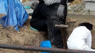 Śledztwo w sprawie śmierci odnalezionych osób prowadzi prokuratura.