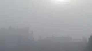 Słońce przebija się przez mgłę ( foto: Adam Tkocz)