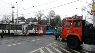 Służby czekają na możliwość usunięcia pojazdów 