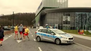 Służby musiały sprawdzić co zawiera pakunek 