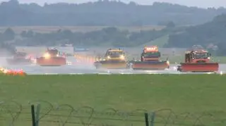 Służby usuwają wodę z pasa startowego na lotnisku w Balicach