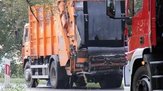 Śmieciarka w którą uderzyło auto