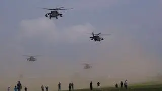 Śmigłowce na polu w Grucie