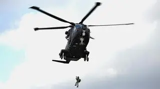 Śmigłowiec był wyposażony w wyciągarkę i prezentował widzom możliwość podnoszenia ludzi z ziemi bez lądowania