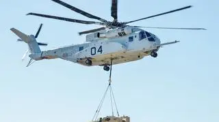 Śmigłowiec CH-53K przenoszący nowy podstawowy samochód opancerzony wojska USA - JLTV