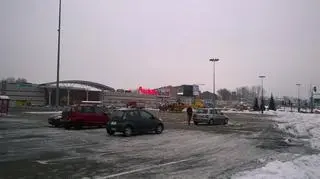 Śmigłowiec LPR lądował na parkingu przez marketem