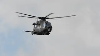 Śmigłowiec ma niecodziene czarne malowanie, bowiem ten konkretny jest przeznaczony głównie do misji w nocy