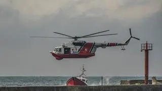 Śmigłowiec Mi-14 PŁ/R nad wejściem do portu w Darłowie