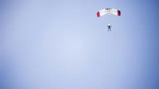 Spadochron ze skoczkiem zmierza ku ziemi