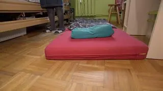 Spała na materacu 