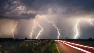 Specjalnością fotografa jest polowanie na błyskawice