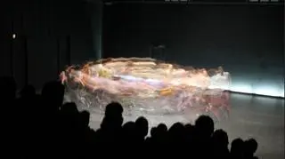 Spektakl "Schwalbe, Schwalbe is looking for crowds"