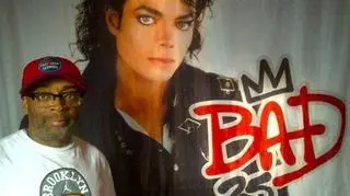 Spike Lee na tle plakatu reklamującego jego film dokumentalny "Bad 25"