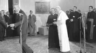 Spotkanie papieża Jana Pawła II z władzami PRL w Belwederze. Na pierwszym planie widoczni od lewej: I sekretarz KC PZPR Edward Gierek, sekretarz papieża, ks. Stanisław Dziwisz oraz Jan Paweł II