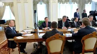 Spotkanie prezydenta z członkami rządu 1 kwietnia. Po lewej ręce Putin Iwanow, po prawej (plecami) Miedwiediew
