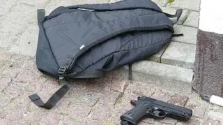 Sprawca zgubił plecak m.in. z przedmiotem przypominającym broń