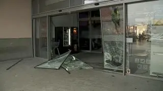 Sprawcy staranowali drzi do centrum autem