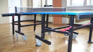 Sprzęt sportowy stoi zdezelowany