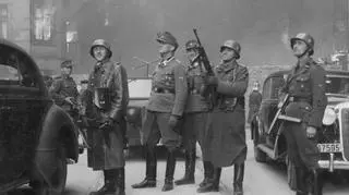 SS general Juergen Stroop, in the middle, looking up. The first one from the right-hand side – Josef Blösche