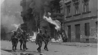 SS-men on the burning Nowolipie street. A picture from the Stroop’s report