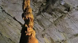 Stalagmit w jaskinii na Ukrainie