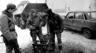 Stan wojenny. Żołnierze przy koksowniku w Warszawie, grudzień 1981