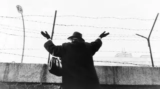 Starsza pani machająca do znajomego w sektorze wschodnim, 1961 r.