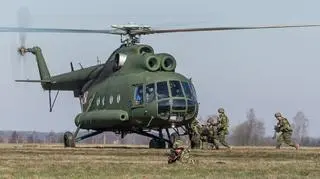 Starszy śmigłowiec Mi-8 służący do transportu żołnierzy kawalerii powietrznej